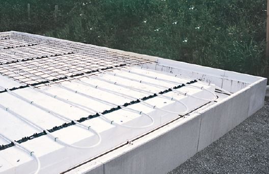 Plokštuminių pamatų sistema su struktūrine apdaila iš fibro cemento